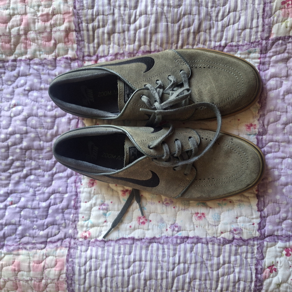 Nike Gray Sneakers Classic Design